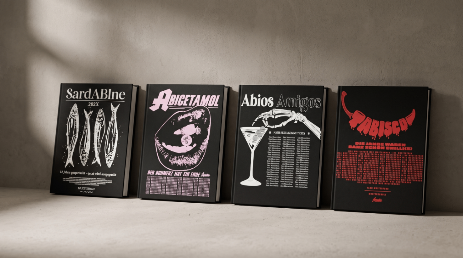 Vier Abizeitungs-Hardcover an einer Wand: SardABIne, Abicetamol, Abios Amigos, Tabisco